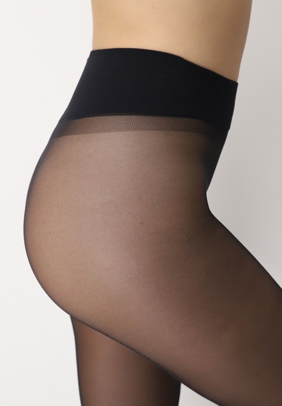 Detail van de zwarte panty van Oroblu, die de textuur laat zien.