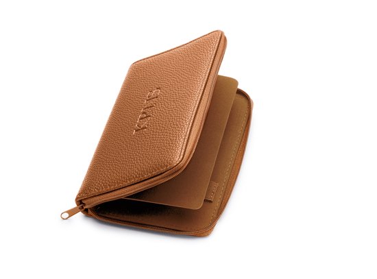 Étui marron en cuir avec fermeture éclair et logo 'KRNS', ouvert sur des compartiments visibles.