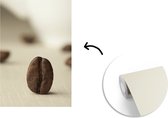 Behang - Fotobehang Rechtopstaande koffieboon met diepte in de foto - Breedte 150 cm x hoogte 220 cm
