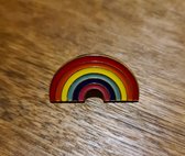 LGBTQ - Pin met regenboog goudkleurig (kawaii, animé, manga, LGBTQIA+, pride, love, LHBTI+, LHBTIQA+, gay, trans, bi, lesbo)