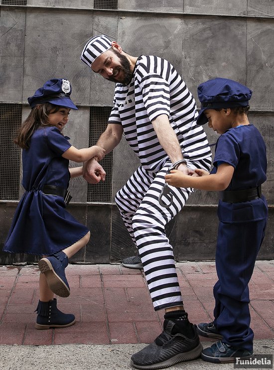 Twee kinderen in politie kostuum, een man in gevangenis kleding met handboeien.