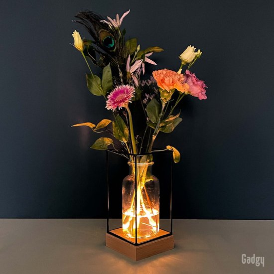Lampe Vase Gadgy - Vase avec éclairage LED - Base en bois avec 5 lumières LED, vase en verre et cadre en métal noir - Fonctionne avec 3 piles AAA (excl.) - 11 x 11 x 22 cm - lampe de table