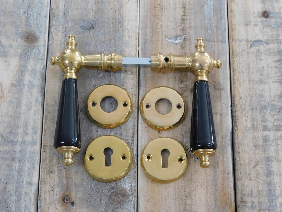 Set deurklinken met keramische zwarte handvaten, Nippon: 2 deurknoppen, 2 rozetten jack, 2 lock rozetten, gepolijst messing
