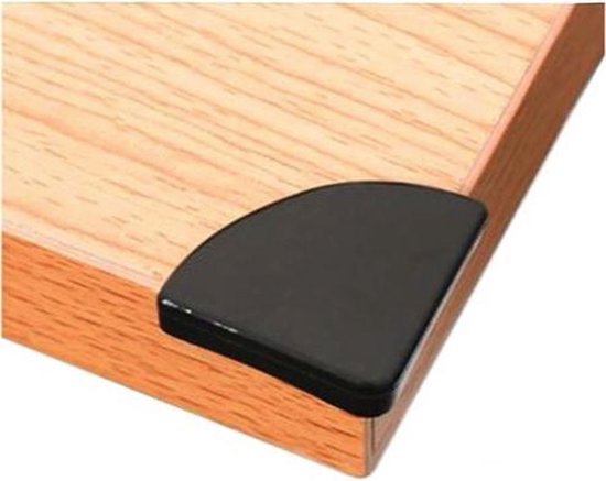 Zwarte hoekbeschermer op een houten tafelblad.