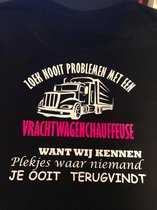 T-shirt maat XXL Zoek nooit problemen met een vrachtwagenchauffeuse. Witte opdruk met rose.