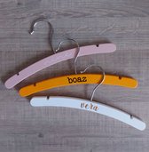 2 stuks | kledinghanger baby met naam | kraamcadeau | persoonlijk cadeau