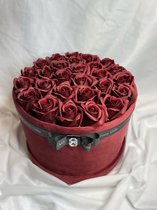 AG Luxurygifts rozen box - velvet - flower box - soap roses - roses last for ever - cadeau - luxe - kerst - 28 rozen
