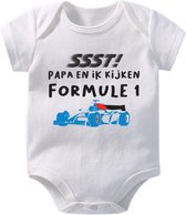 Hospitrix Baby Rompertje met Tekst "SSST! Papa en ik kijken Formule 1" R1 | 0-3 maanden | Korte Mouw | Cadeau voor Zwangerschap | Bekendmaking | Aankondiging | Aanstaande Moeder |