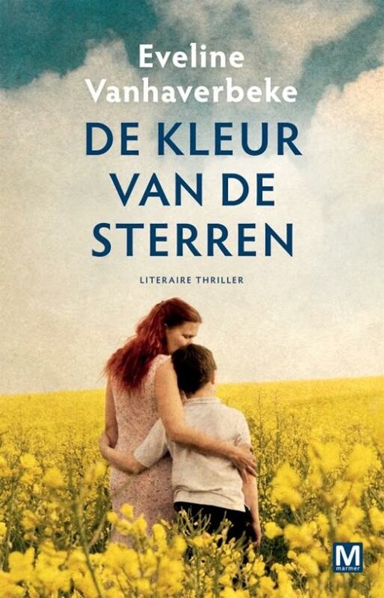 Een vrouw met rood haar omhelst een jongen te midden van een veld met gele bloemen. Titel: De kleur van de sterren.