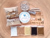 Zelf sieraden maken kralen pakket - Armbandjes - 2mm kraal met letterkralen, connector en gekleurd elastiek - Goud, mat oker, bruin, ivoor - Kinderen en volwassenen - DIY