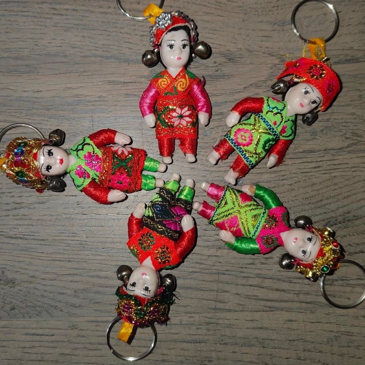 Sleutelhangers- Tassenhangers - Voor kinderen en volwassenen - Thaise Poppetjes - set van 5 stuks