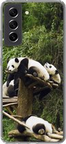 Geschikt voor Samsung Galaxy S21 FE hoesje - Panda's - Hout - Trap - Siliconen Telefoonhoesje