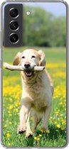 Geschikt voor Samsung Galaxy S21 FE hoesje - Golden Retriever met een tak in de mond tussen de gele bloemen - Siliconen Telefoonhoesje