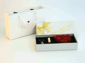 Giftbox Wit - met Dubbel Hart Ketting - Bordeaux Lippenstift - ZeepRozen - Liefde Cadeau - Valentijn - Moederdag - Kerst Kado- Valentine special