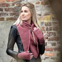 Model met roze gebreide colsjaal, bijpassende vingerloze handschoenen en zwarte leren jas.