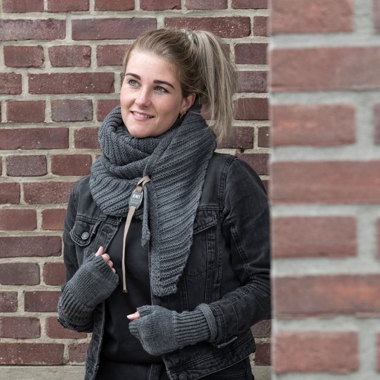 Model met grijze gebreide colsjaal, bijpassende vingerloze handschoenen en denim jas.