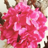 Bloemen bol hot pink aan lint - bloemen bol - roze - decoratie - trouwen - babyshower