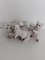 Ijsbeer beeldje isbeer met 2 baby ijsbeertjes van H.Originals   9x16x10 cm