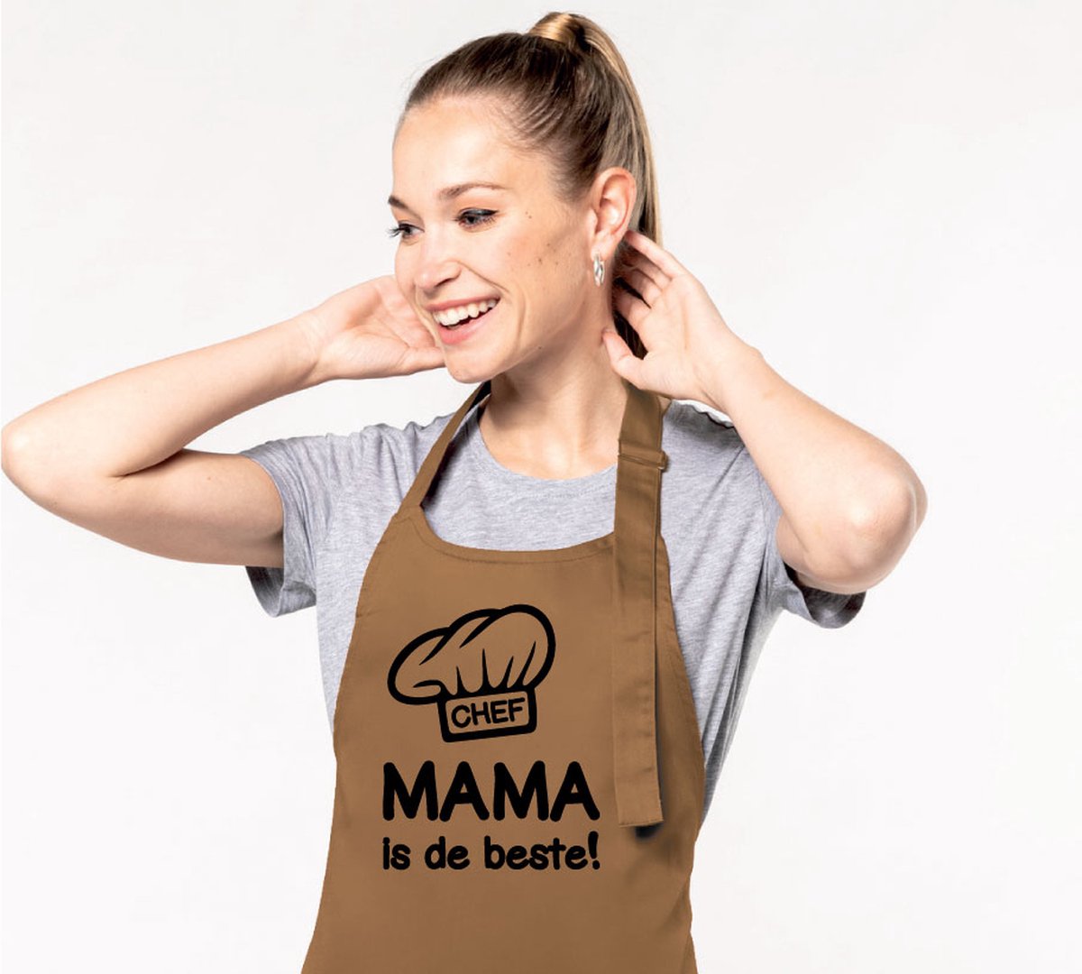 Keukenschort Chef Mama is de Beste! - Heren Dames - Horecakwaliteit - One size - Verstelbaar - Wasbaar - Cadeau Verjaardag Feest Grappig Geintje Jubileum Pensioen Zomaar Bedankt BBQ - Beige