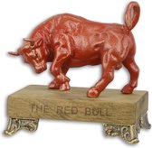 Gietijzeren beeld - De rode stier - Houten sokkel - 19,1 cm hoog
