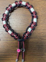 Anti-tekenband Tess - vlooienband - voor hond - EM kralen grijs - Maat M - Nekomvang 30-40 cm - kleur neon roze met zwart - met zilverkleurige kralen
