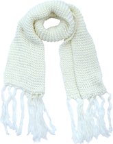 Een zachte grof gebreide wintersjaal in een mooie wol witte kleur. Deze lange sjaal is aan beide kanten afgewerkt met lange franjes aan de uiteinden. Een zilverdraad erin verwerkt