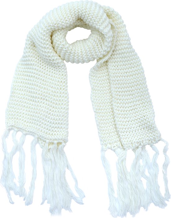 Een zachte grof gebreide wintersjaal in een mooie wol witte kleur. Deze lange sjaal is aan beide kanten afgewerkt met lange franjes aan de uiteinden. Een zilverdraad erin verwerkt waardoor een mooie glinstering ontstaat. Voor uzelf of Bestel Een Kado