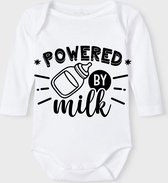 Baby Rompertje met tekst 'Powered by milk' | Lange mouw l | wit zwart | maat 62/68 | cadeau | Kraamcadeau | Kraamkado