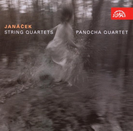 Boekcover van Janácek's "String Quartets" door Panocha Quartet, met een wazige foto van een kind dat door water rent.