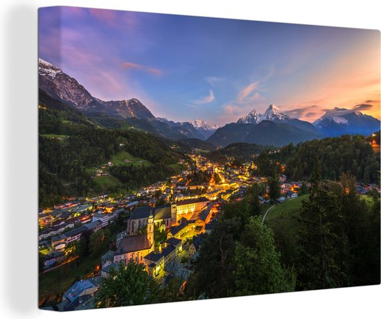 Canvas Schilderij Uitzicht op de oude stad Berchtesgaden met bergen op de achtergrond - 90x60 cm - Wanddecoratie