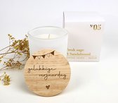 Geurkaars - luxe witte matte glazen pot + geschenkdoos - Verjaardagscadeau - Frisse Sandalwood en salie geur - "Gelukkige verjaardag" - Geurkaars in glas - Geurkaars in pot - Cadeau - Verjaardag cadeau - Kado