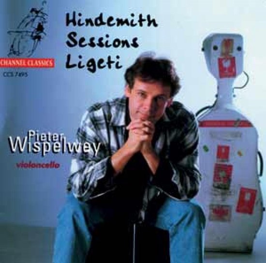 Pieter Wispelwey, cellist, zittend, naast een cello-koffer. "Hindemith Sessions Ligeti"