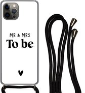 Hoesje met koord Geschikt voor iPhone 13 Pro Max - Quotes - 'Mr & Mrs to be' - Spreuken - Trouwen - Siliconen - Crossbody - Backcover met Koord - Telefoonhoesje met koord - Hoesje met touw