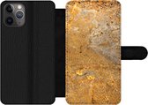 Bookcase Geschikt voor iPhone 11 Pro Max telefoonhoesje - Metaal - Roest print - Goud - Grijs - Structuur - Met vakjes - Wallet case met magneetsluiting