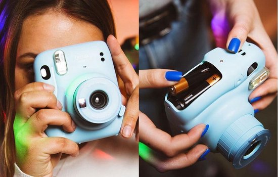 Appareil photo instantané bleu clair tenu par une fille, image de droite montrant les piles dans l'appareil.