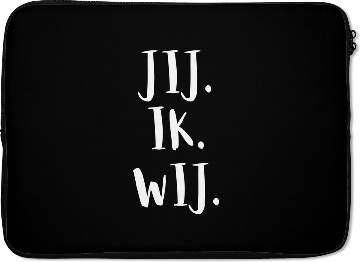Laptophoes 14 inch - Feest - 'Jij. Ik. Wij.' - Spreuken - Quotes - Laptop sleeve - Binnenmaat 33x23 cm - Zwarte achterkant