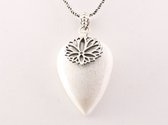 Zilveren hanger met lotus bloem op witte scoleciet steen aan ketting
