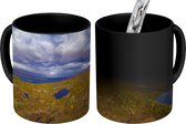 Magische Mok - Foto op Warmte Mok - Autumnal fjeld met meertjes en bewolking in Lapland - 350 ML - Uitdeelcadeautjes