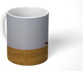 Mok - Eenzame gnoe staat in het gras in de savanne - 350 ML - Beker - Uitdeelcadeautjes