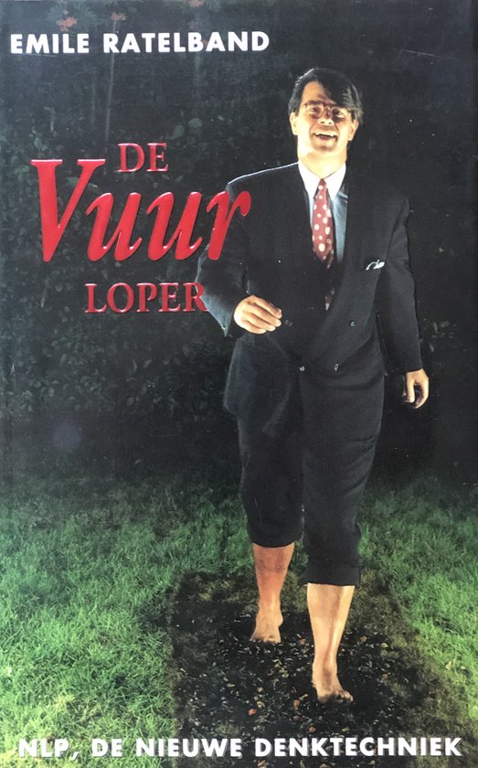 Emile Ratelband loopt met blote voeten op hete kolen, voor het boek 'De Vuurloper'.