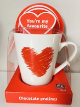 Mok met chocolade pralines - valentijnsdag mok met pralines- 11 cm keramiek wit