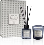 Atelier Rebul Istanbul Bosphorus Home Duo Gift Set met geurkaars in donkerblauw glas en diffuser met 5 stokjes.