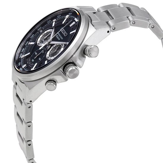 Zilverkleurig Seiko horloge met donkere wijzerplaat en metalen band.