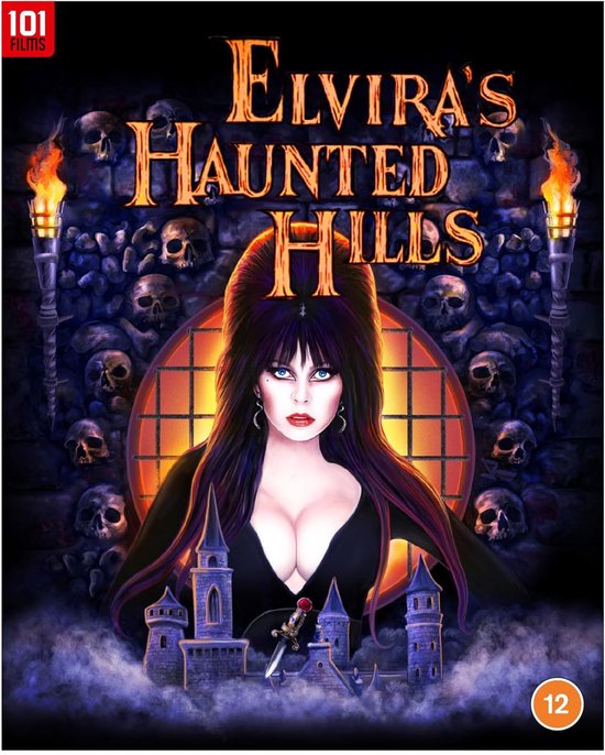 Hoes Elvira's Haunted Hills met Elvira vooraan, omringd door schedels en toortsen.