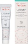 Witte tube en kartonnen doosje met rode tekst "Avène Cicalfate+". "Crème réparatrice protectrice". "Peaux sensibles irritées".
