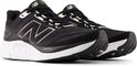 Paar zwarte New Balance sportschoenen met witte zolen, grijze N-logo's en 'Fresh Foam' opdruk.