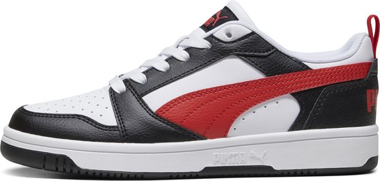 Witte Puma sneaker met rode en zwarte leren overlays en een rode Puma-streep.