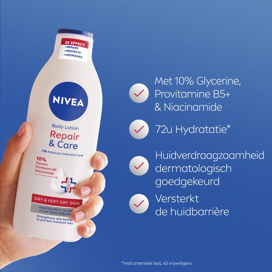 Hand met NIVEA Repair & Care Body Lotion, 10% glycerine, provitamine B5, niacinamide.