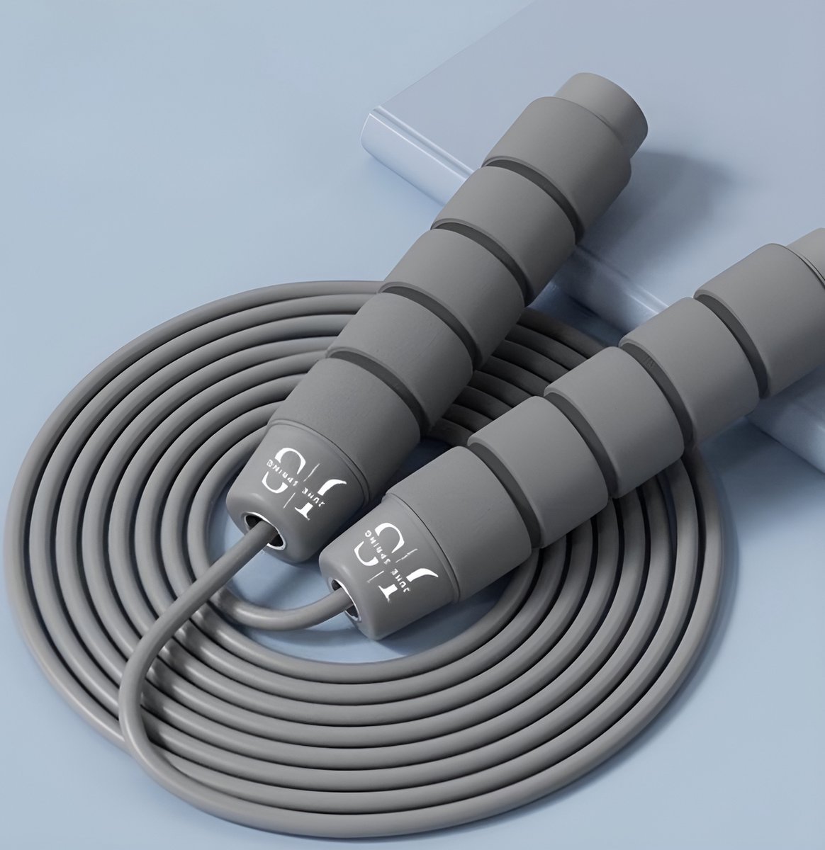 June Spring Springtouw - Kleur: Grijs - Hoge Kwaliteit - Lengte: 2.9M / Verstelbaar - Unisex - Geschikt voor Binnen & Buiten - Zweetbestendige Handvaten - Kids & Volwassenen - Speedrope - Professioneel Sport Springtouw - Touwtje Springen - Fitness