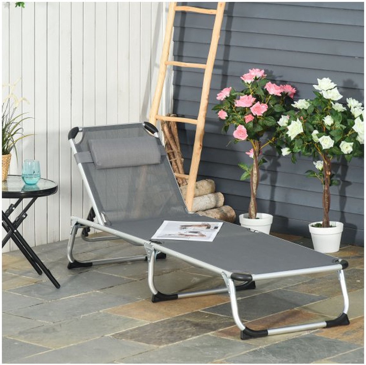 Comfortabele grijze tuinligstoel van aluminium met verstelbare rugleuning.